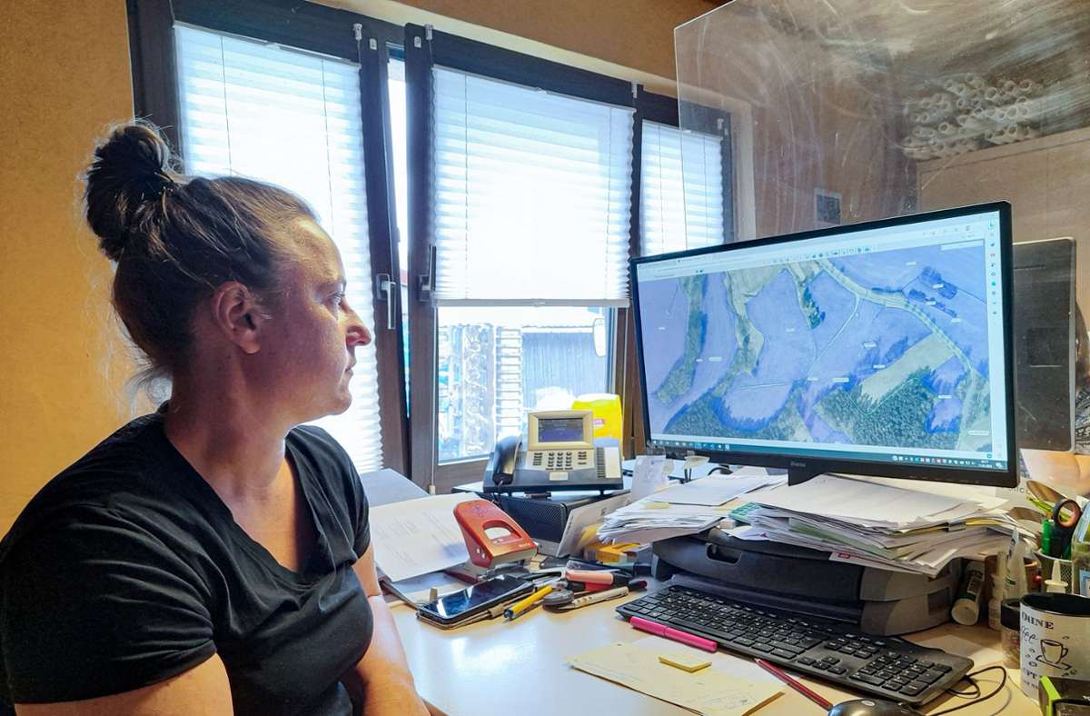 Manuela Schneider schaut bangen Blickes auf die aktuelle Satellitenüberwachung der von der Agrargenossenschaft Effelder bewirtschafteten Flächen. Foto: Thomas Schwämmlein
