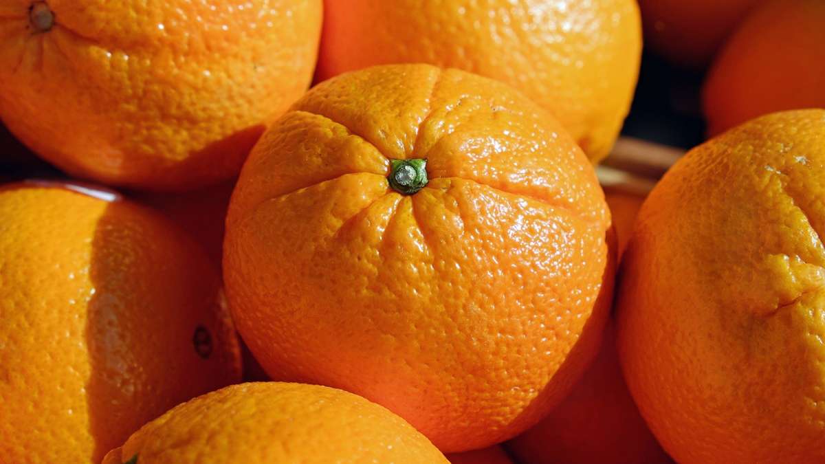 Mit Orangen beworfen: Dieb rutscht auf Obst aus