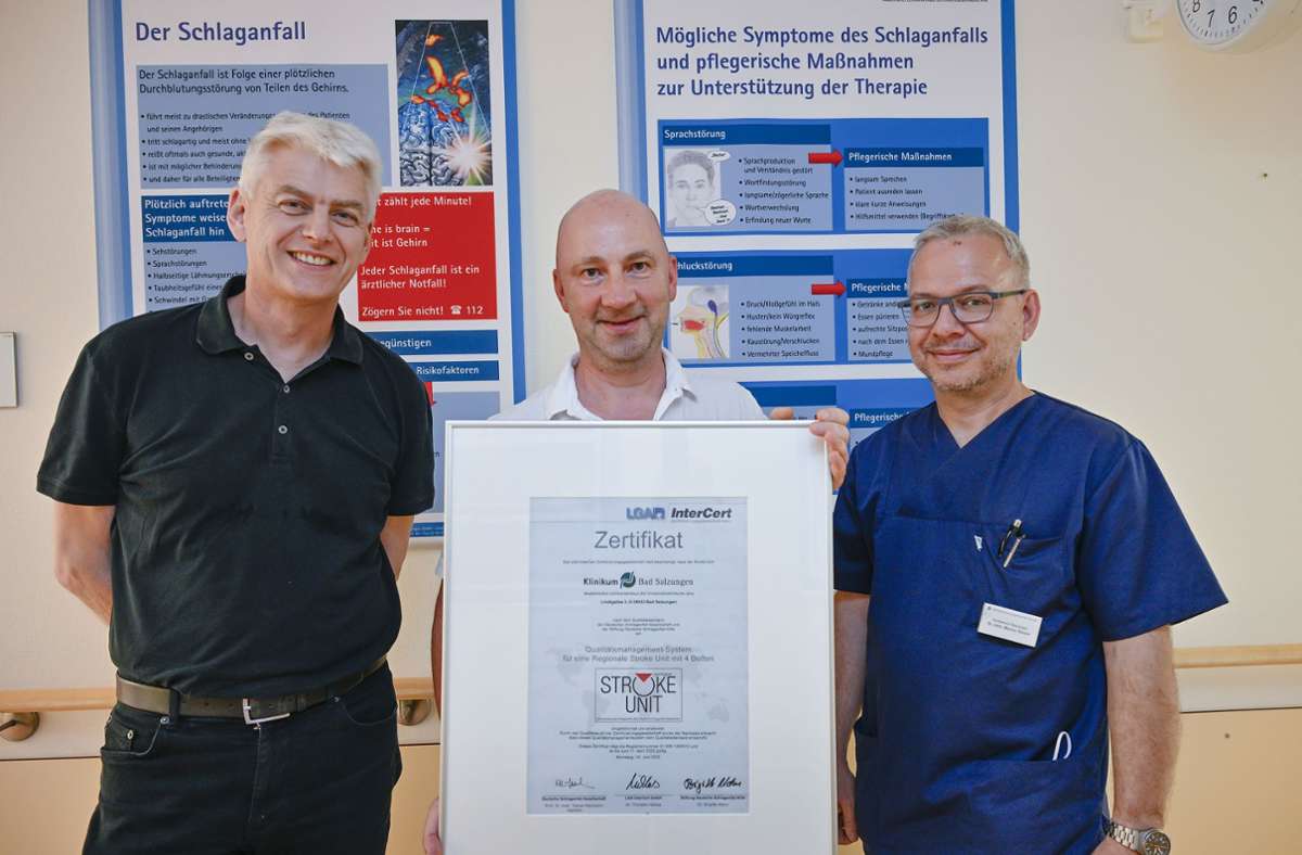 Präsentieren das aktuelle Stroke-Unit-Zertifikat (von links): Geschäftsführer  Harald Muhs, Jörg Mengs und Marcus Rössler. Foto: Heiko Matz