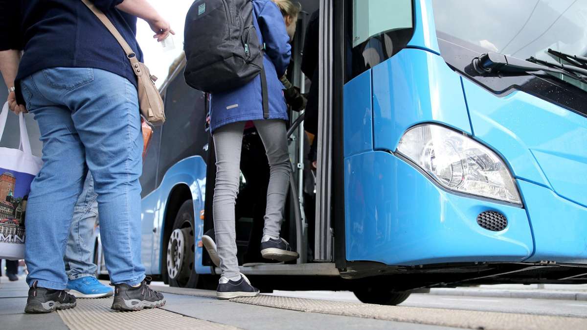 Nachbar-Regionen: Reisebus gerät in Schräglage - Fahrer rettet heikle Situation