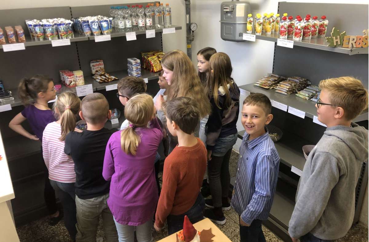 Die Schüler nehmen ihren neuen Kioskverkaufsraum in Augenschein. Foto: Rolf Dieter Lorenz/Rolf Dieter Lorenz