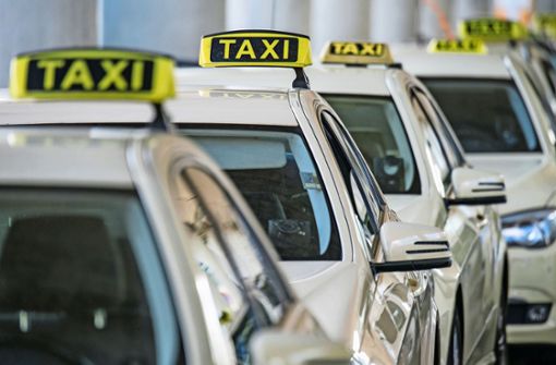 Einheitliche Fahrpreise für Taxifahrten im Kreis gelten ab 1. September. Foto: dpa/Armin Weigel