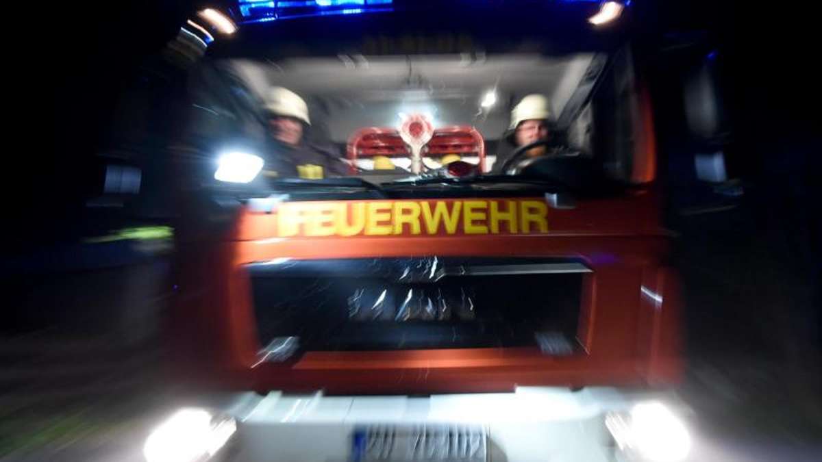 Schmalkalden: 74-Jähriger prallt gegen Reisebus: Feuerwehr muss Fahrgäste befreien