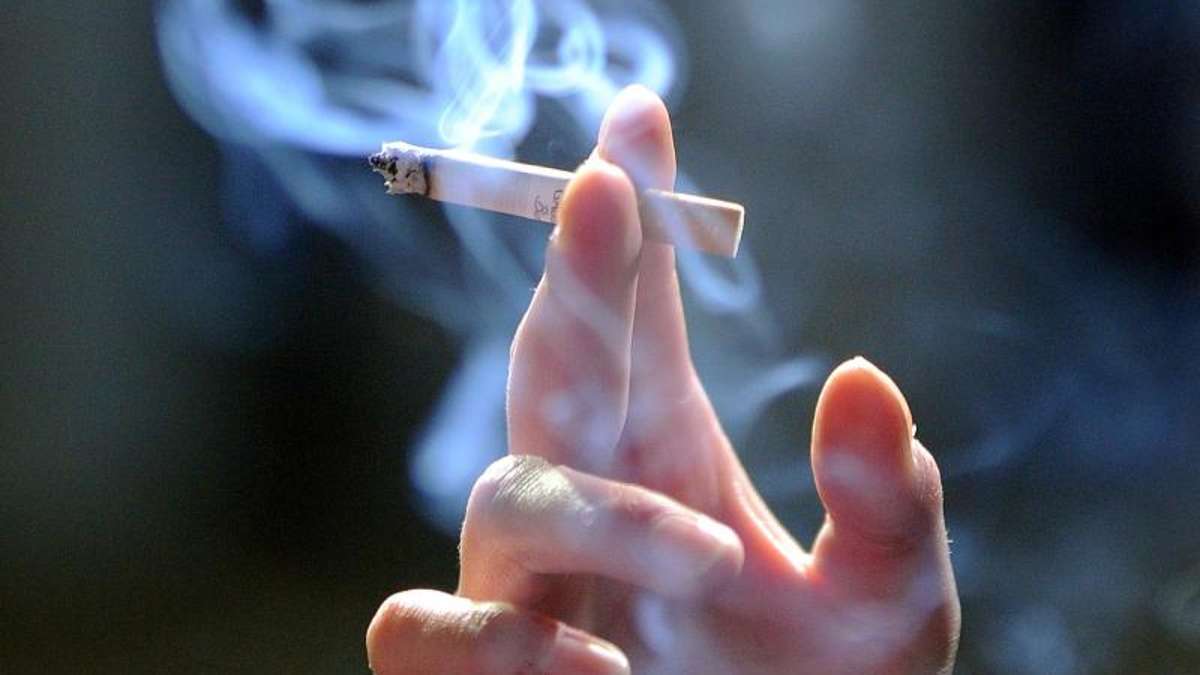 Sonneberg/Neuhaus: 24-Jähriger stürzt beim Rauchen vom Balkon: Schwer verletzt