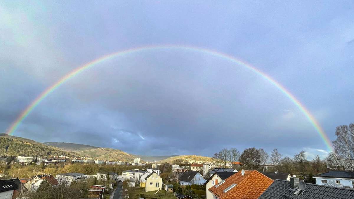 Regenbogen: Bunter Himmel zum Frühlingsanfang