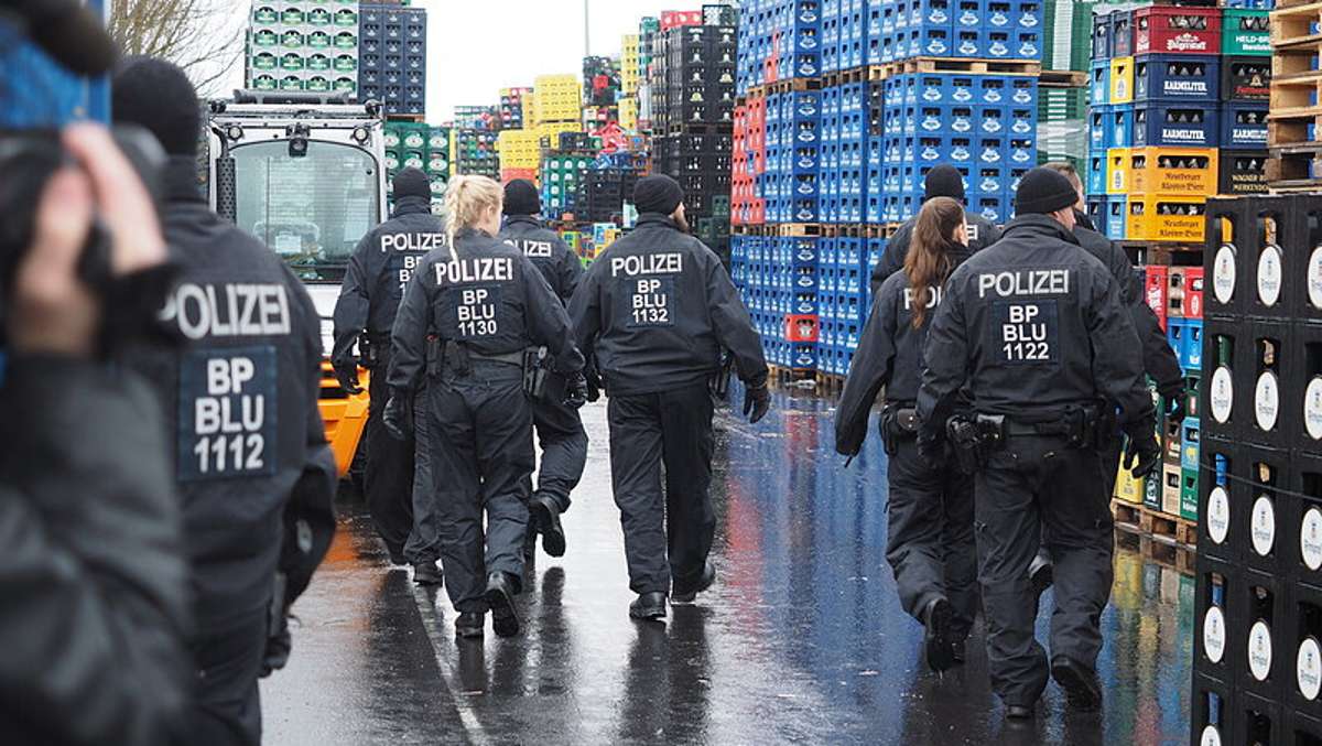 Thüringen: Schleuser-Razzia: Polizei und Zoll durchsuchen Logistik-Firma