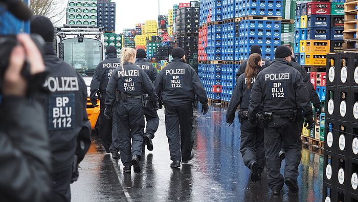 Schleuser-Razzia: Polizei und Zoll durchsuchen Logistik-Firma