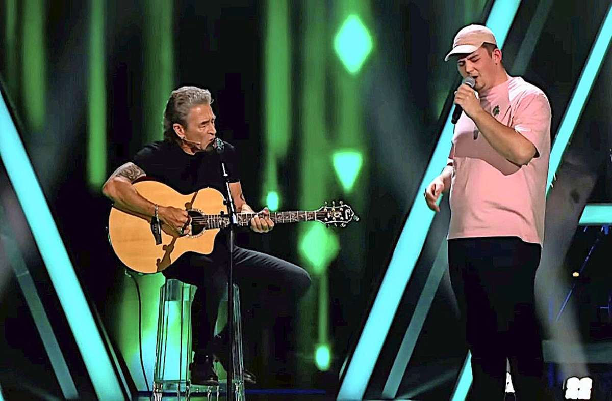 Peter Maffay singt in der Sendung „The Voice of Germany“ mit Paul Seifert gemeinsam „Ich wollte nie erwachsen sein“. Foto: Pro7/Sat1