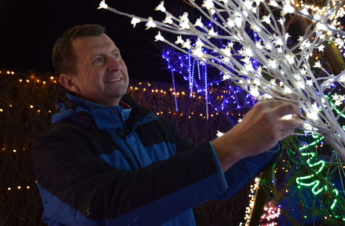 Ronny Clas  in Kaltennordheim ist Herr über mehr als 60 000 Lichter. Foto: Iris Friedrich