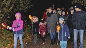 Trotz nasskalten Wetters  feierten Hunderte das Lichterfest am Waldbad
