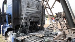 Hoher Schaden: Hydraulikschlauch reißt: Laster brennt in Oberhof