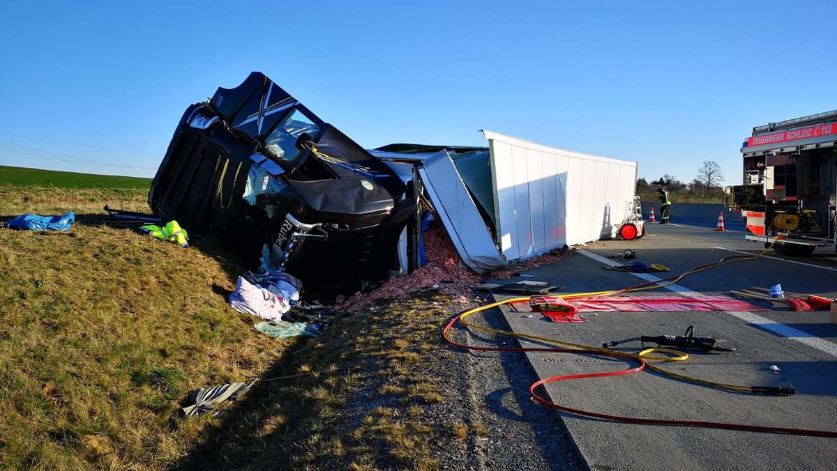 Thüringen: Lkw kippt auf Autobahn um - Fahrer eingeklemmt und schwer verletzt