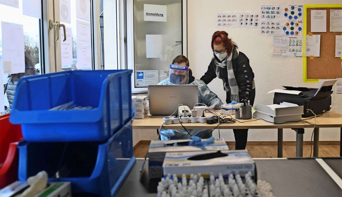 Bis zu täglich 500 Schnelltests wickeln die Mitarbeiter von Vital Med im Hildburghäuser  Testzentrum in der Bahnhofstraße ab, aber  nur 10 PCR-Tests, obwohl die Kapazität laut Firma für 60 bis zu 80 PCR-Tests ausreichen würde. Foto: /Bastian Frank