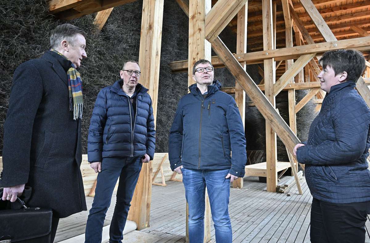 Bürgermeister Klaus Bohl (links) und Kurchefin Nancy Bojens   sind voll des Lobes über die   Arbeit der   Holzbaufirma      Krogmann aus   Norddeutschland, die das Bad Salzunger  Gradierwerk wieder aufgebaut hat. Das  hören  Firmenchef     Konrad Krogmann (2. von rechts) und Bauleiter  Dirk  Hoping gerne.