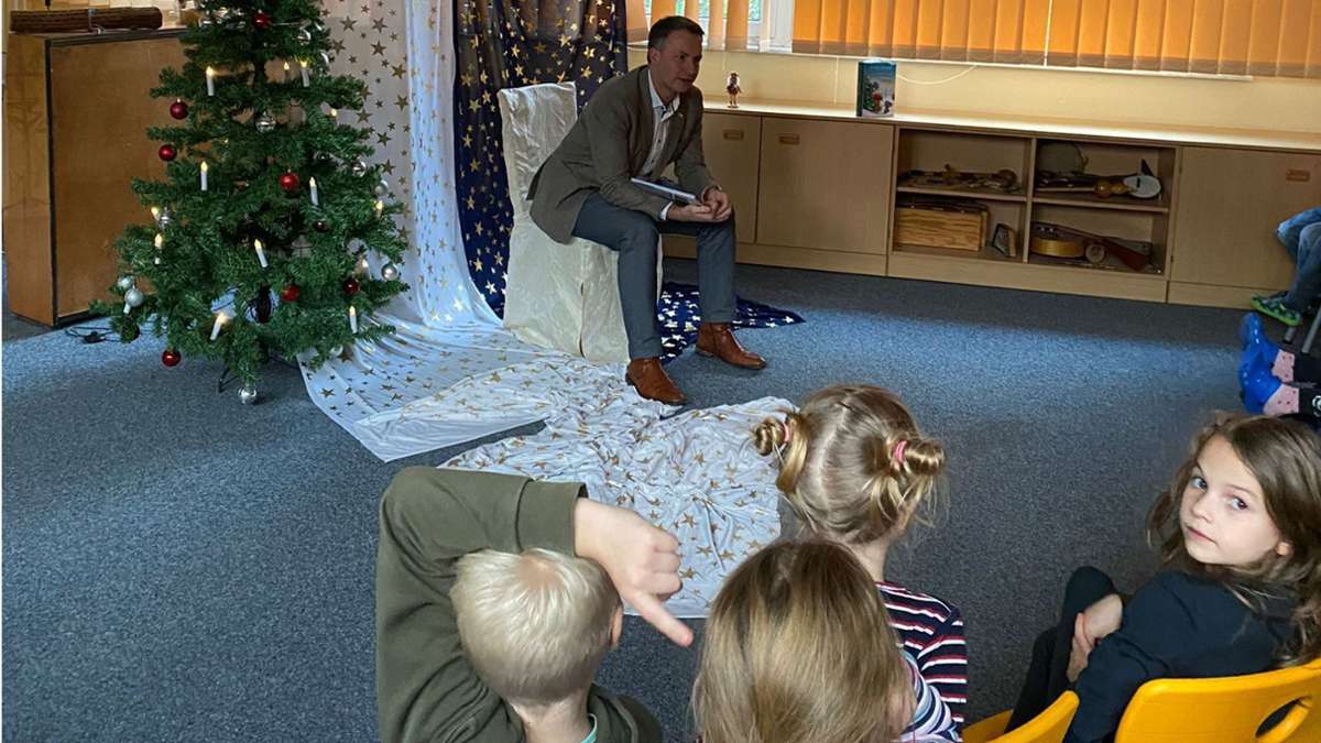 Adventsaktion in Ilmenau: Prominenter Besuch bei Vorlesezeit in  Grundschule