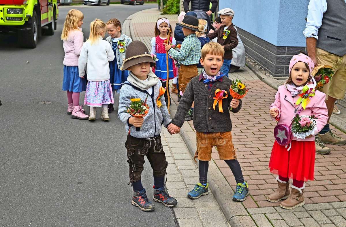 Feiern, wie die Großen: Zum Umzug liefen auch die Mädchen und Jungen aus dem Viernauer Fröbelkindergarten mit durch den Ort.