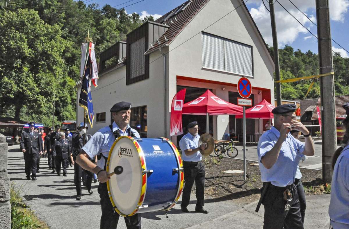 Mit ihrer Fahne marschierten die Mitglieder der Feuerwehrwache aus Helba in das neue Feuerwehrgerätehaus ein, das am Samstag feierlich eingeweiht wurde. Vorneweg lief der Spielmannszug der Feuerwehr Eisfeld.