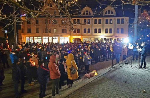 Rund 300 Teilnehmer finden zur Versammlung auf dem Pikoplatz am Abend des zweiten Adventssonntags zusammen. Foto: Carl-Heinz Zitzmann