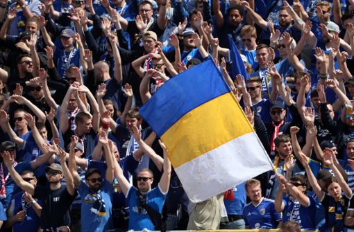 Blau-gelb-weiß: Die Fans des FC Carl Zeiss Jena. Foto: IMAGO/Karina Hessland