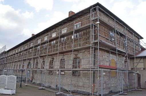 Das 1754 errichtete Schlossgebäude wird derzeit saniert. Putz und Holzverkleidung sind abgenommen und man sieht die blanken Mauern, in denen auch Material der ehemaligen Sankt-Georg-Kirche verbaut ist. Foto: Stefan Sachs