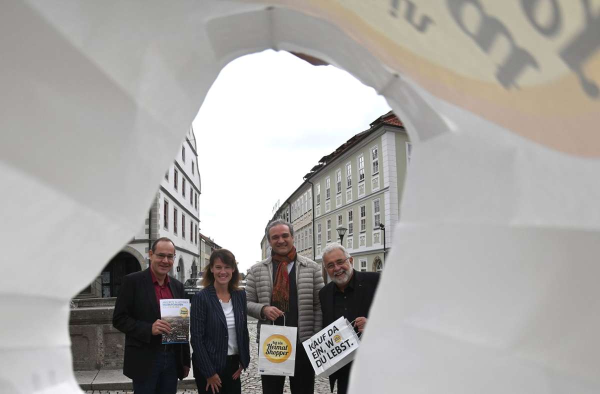 Bürgermeister Tilo Kummer (links), Ricarda Wolf von der IHK, Werberingvorstand Florian Kirner und IHK-Präsident Peter Traut (rechts) Foto: /Bastian Frank