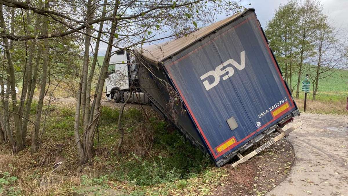 Bad Salzungen: Nach Navi gefahren: Lastwagen landet im Straßengraben