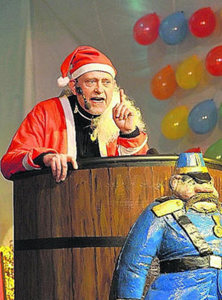 Der Weihnachtsmann (Renaldo Tolksdörfer) in der Bütt.