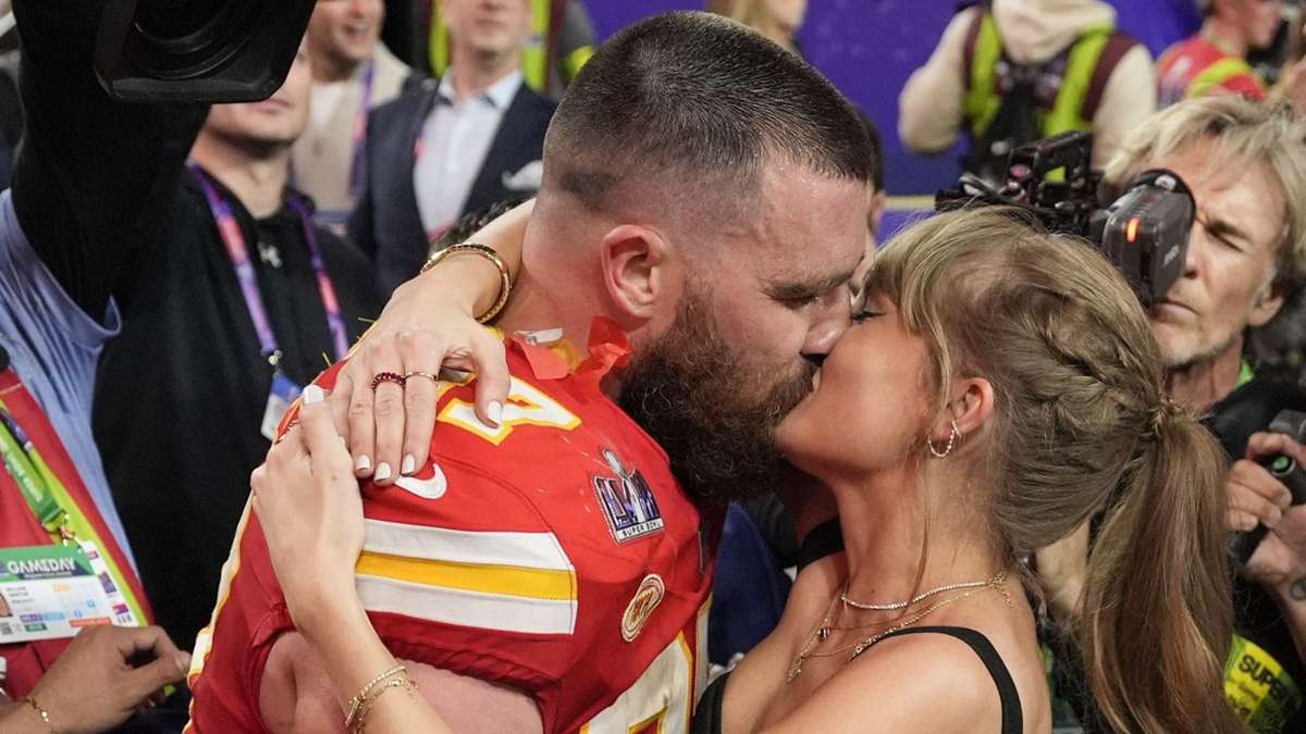 Kuss für den Sieger: Taylor Swift mit ihrem Freund, der Kansas-City-Chiefs-Spieler Travis Kelce.