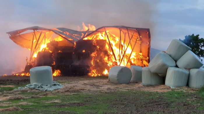 Ilm-Kreis: Brand in Heulager: Flammen schlagen aus Blechhalle