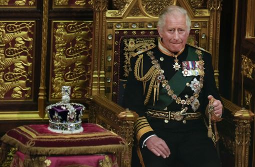 Im Mai 2022 sitzt der  damalige Prinz Charles noch neben der Krone der Königin während der Eröffnung des Parlaments in Westminster. Foto: dpa/Alastair Grant