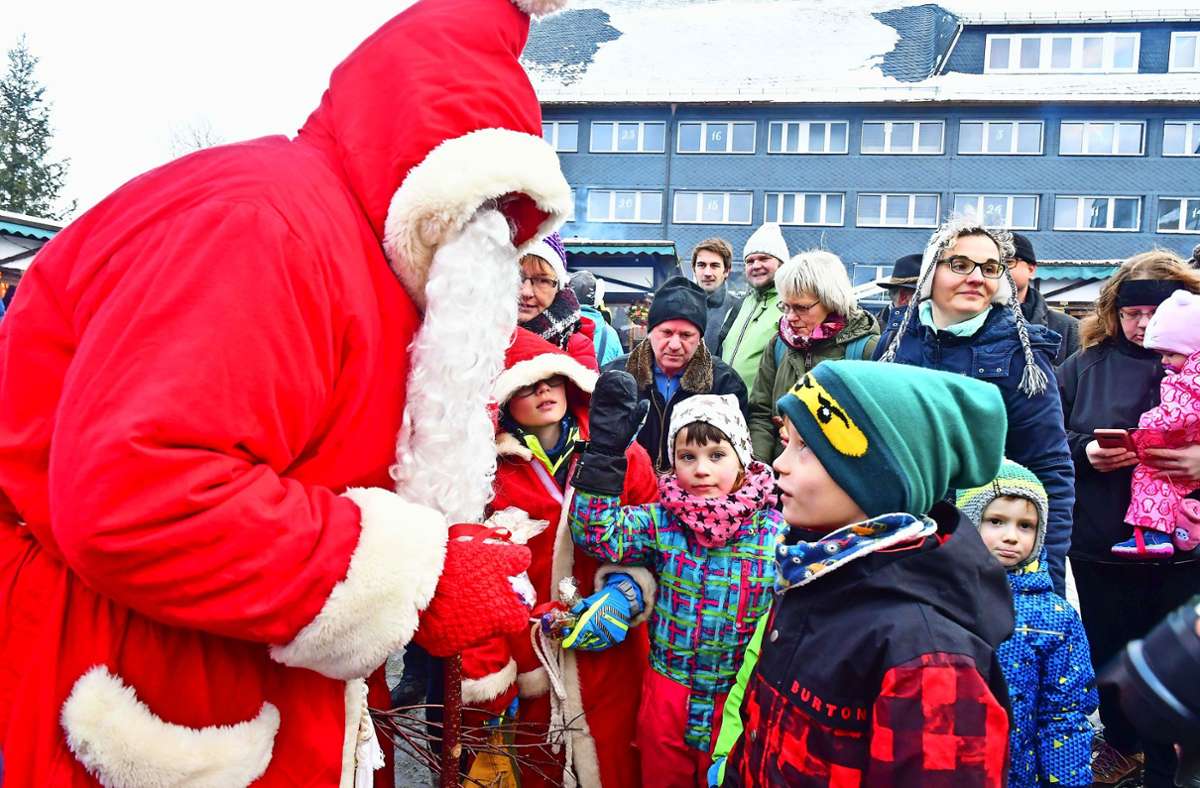 Wie beispielsweise  im Jahr  2019 wird Santa Claus auch heuer in Neuhaus auf dem Markt vorbeischauen. Foto: Norbert Kleinteich/Norbert Kleinteich