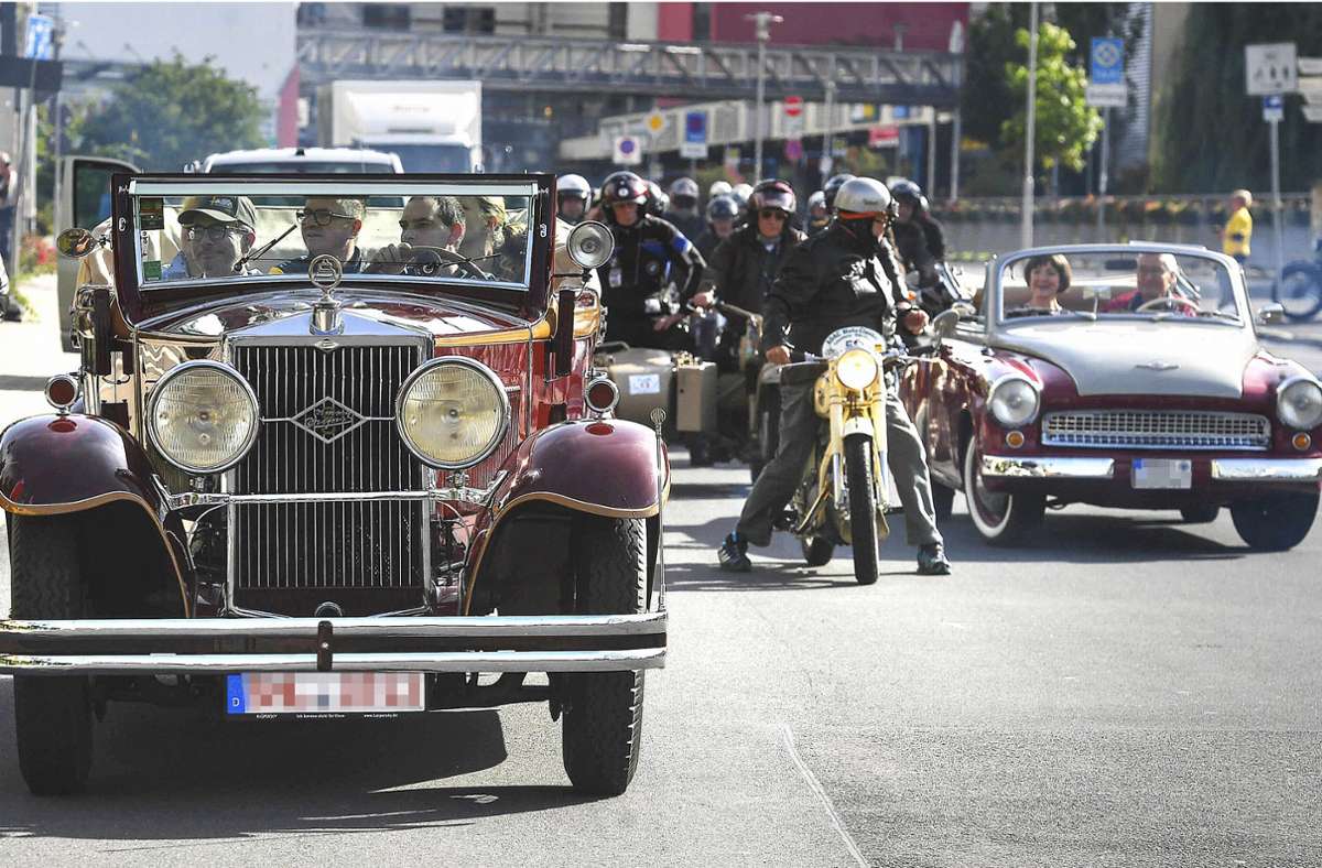 Der Simson Supra (links) fuhr erstmals 1924 aus den Suhler Fabrikhallen. Ein ebenso schöner Klassiker ist das Wartburg Cabriolet, das erstmals 1956 vom Band lief.