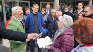 Stadtrat protestiert vor dem Landtag