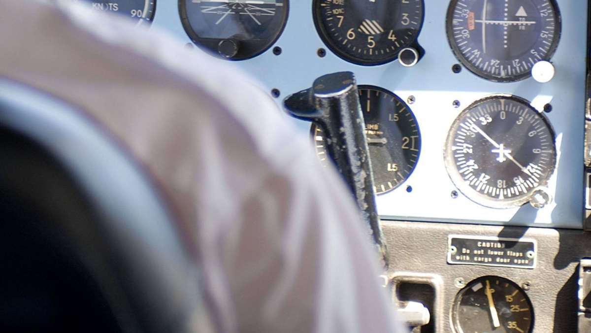 Pilot stirbt im Cockpit: Flugschülerin übernimmt Steuer von Kleinflugzeug
