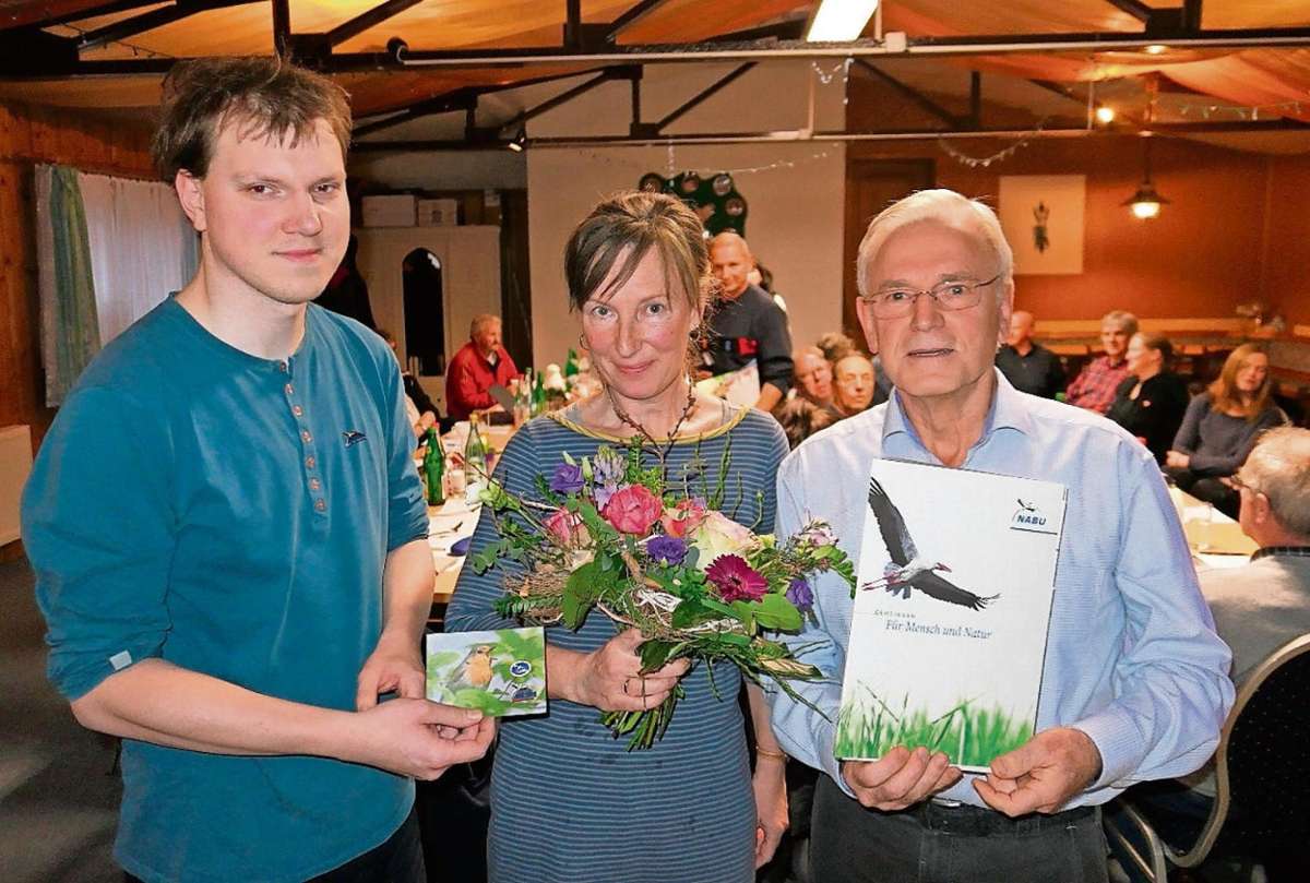 Hans Schönewald (l.) würdigte Petra Szigarskis Engagement und zeichnete sie gemeinsam mit Wolfgang Liebaug (rechts) nicht nur für ihre zehnjährige Mitgliedschaft aus, sondern verlieh ihr auch die NABU-Ehrennadel in Bronze.
