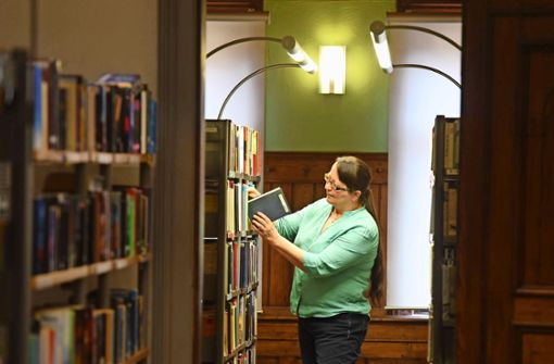 Die Einsamkeit zwischen den Bücherregalen ist am Montag vorbei. Dorothea Allmeritter, Leiterin der Stadt- und Kreisbibliothek in Hildburghausen, freut sich auf die Öffnung und den Kontakt zu den Lesern. Foto:  
