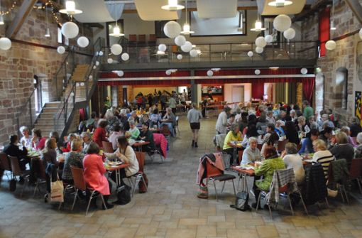 Endlich konnten sich die Frauen nach der Corona-Pandemie wieder zum Frauenfrühstück treffen. 150 Teilnehmerinnen kamen am Samstagvormittag in den Kressehof nach Walldorf Foto: /sim