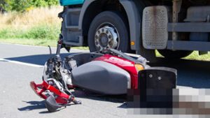 Tödlicher Unfall: Rollerfahrerin kracht in Lkw und stirbt