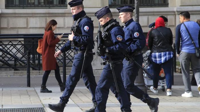 Hinweise auf Terrorhintergrund nach Messerattacke in Paris