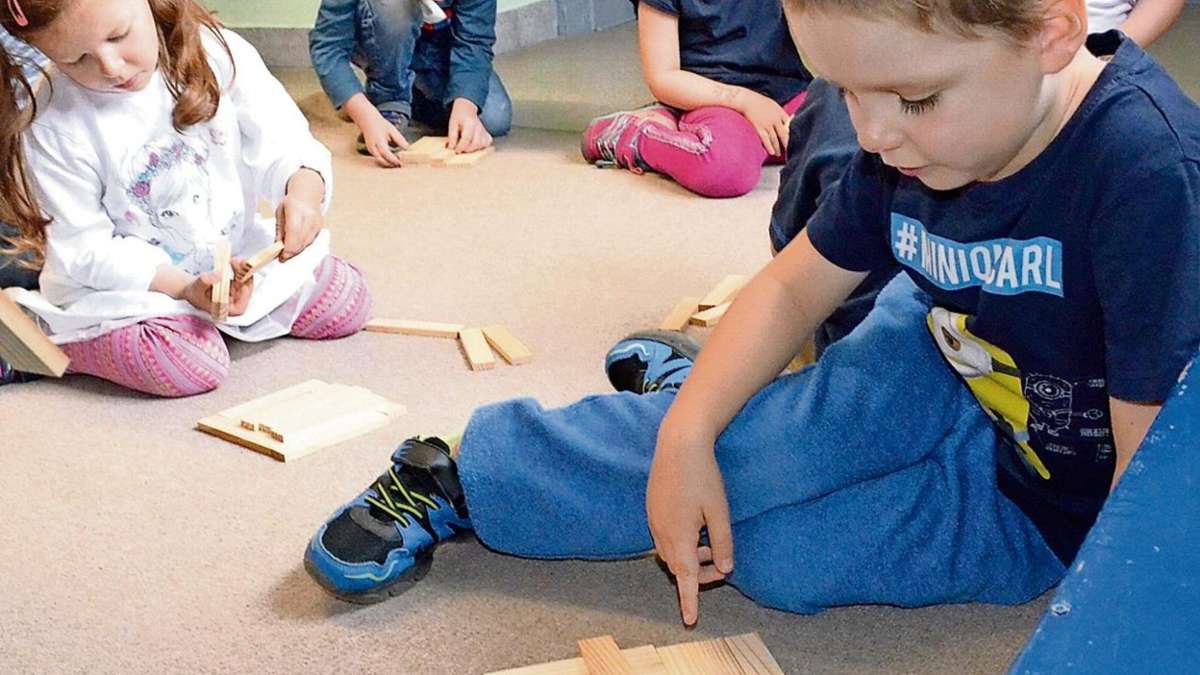 Schmalkalden: Turm und Tor aus Holz: Baustelle im Kindergarten