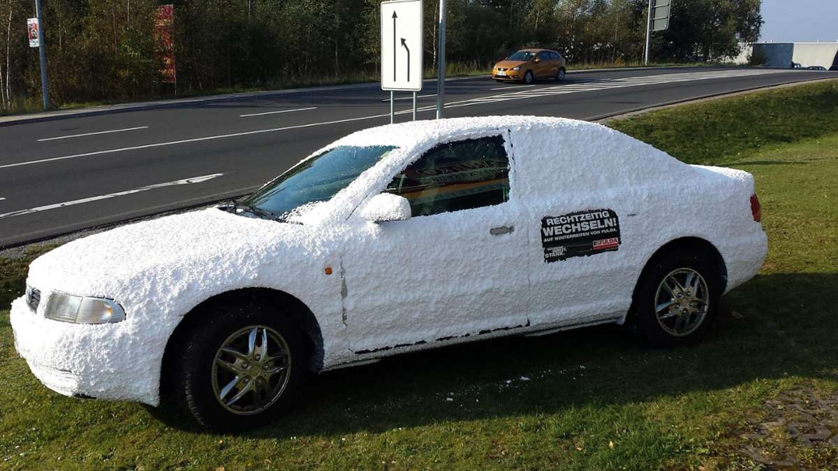 Suhl/ Zella-Mehlis: Schneebedecktes Auto mahnt zum rechtzeitigen Räderwechsel