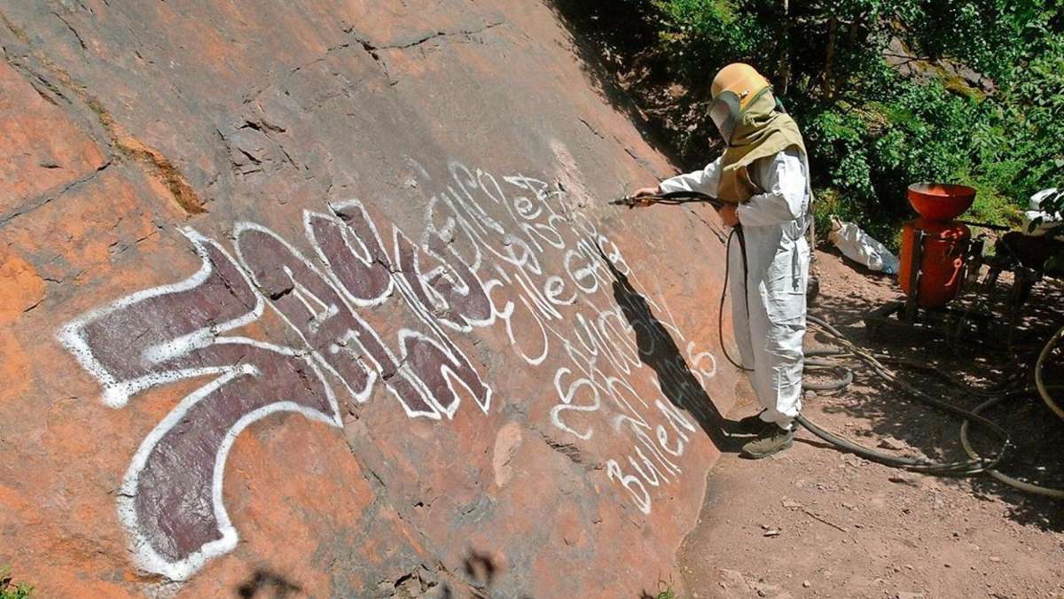 Ilmenau: Renaturierung einmal anders: Graffitientfernung im Steinbruch