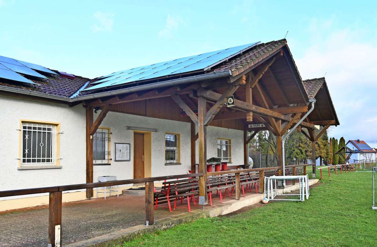 Das Sportlerheim in Langenfeld wird   durch einen Anbau auf der rechten Seite   erweitert. Foto: Heiko Matz