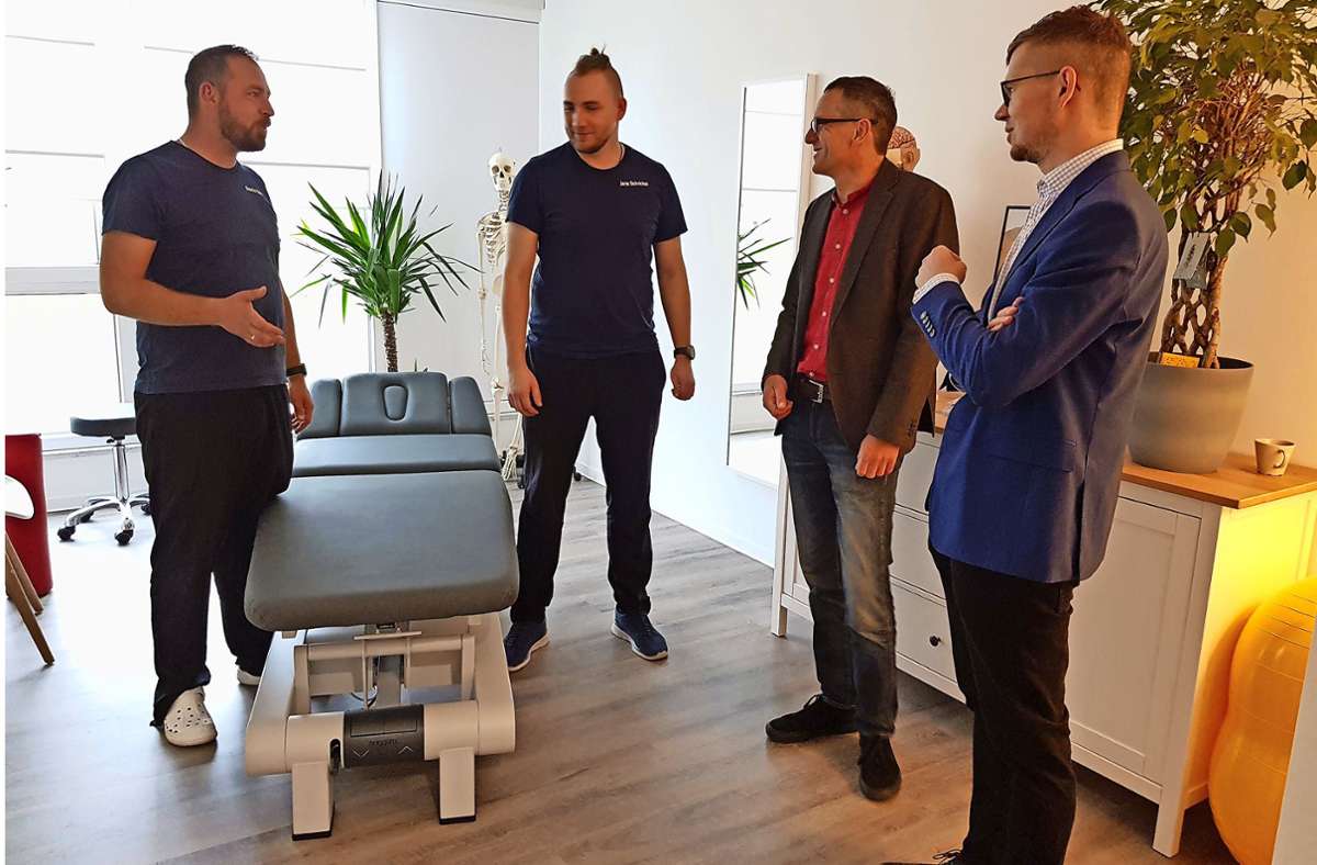 Die Geschäftsführer  Sascha Beier  und  Jens Schrickel zeigen dem Wirtschaftsförderer  Tino Wagner und Oberbürgermeister Daniel Schultheiß  (von links) ein Behandlungszimmer.