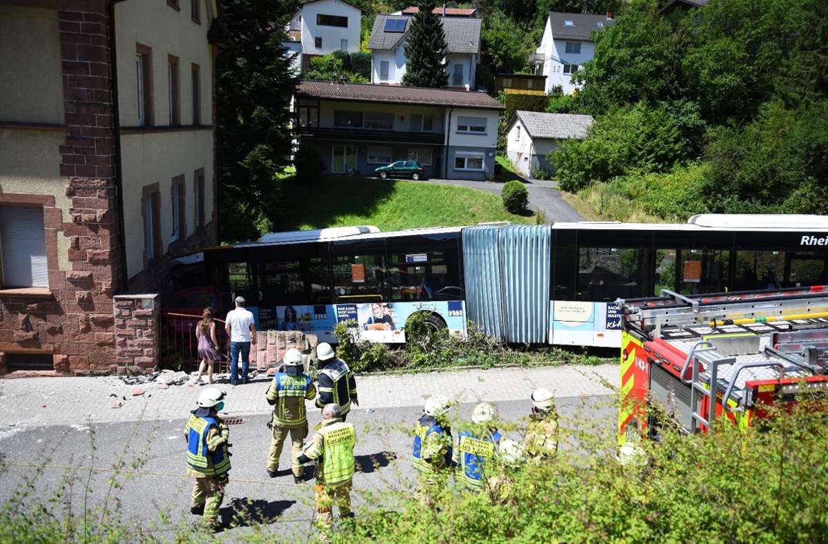 Am Mittwochmittag kommt es in Heidelberg zu einem schweren Unfall mit einem Linienbus.