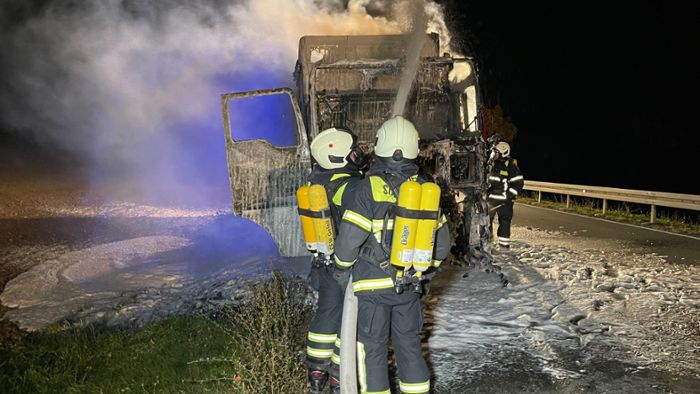 Löscheinsatz: Lkw mit Holzhackschnitzeln in Flammen