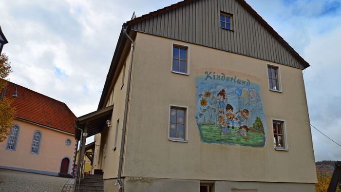 Erfolgreiche Reparatur: Pfiffiger Schreiner rettet  Faltwand im Kindergarten
