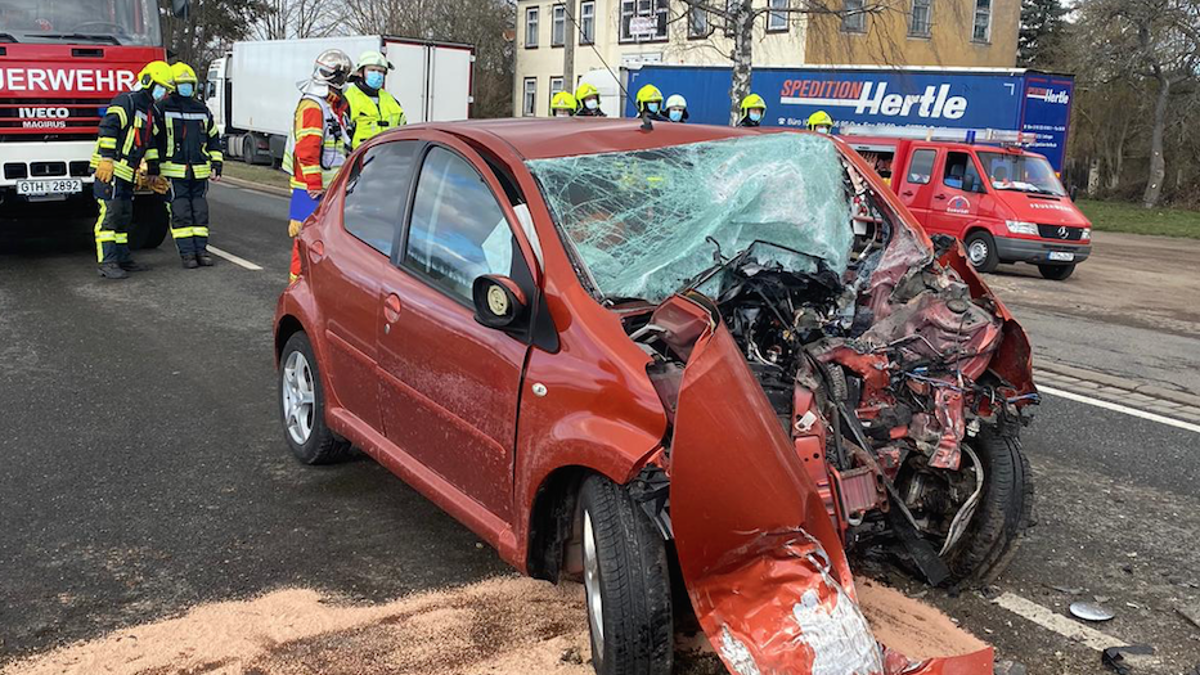 Tragischer Unfall: Autofahrerin prallt gegen Baum und stirbt