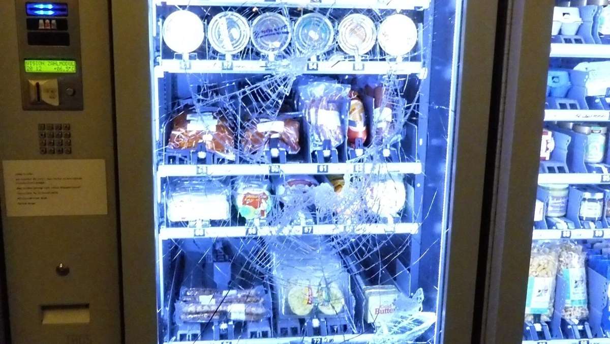Nachbar-Regionen: Sturzbetrunkener Coburger plündert Nahrungsmittelautomat