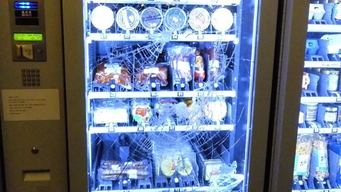 Sturzbetrunkener Coburger plündert Nahrungsmittelautomat